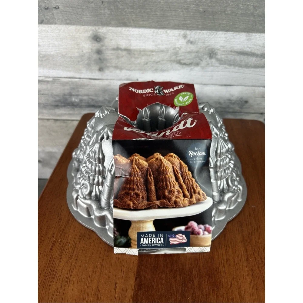 Nordic Ware Very Merry Bundt® Pan 10 Cup
